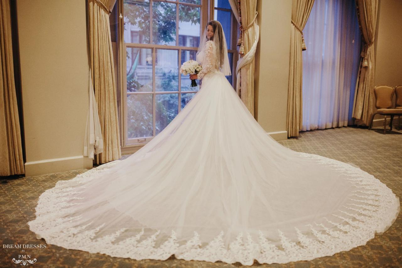 Wedding dress with detachable train