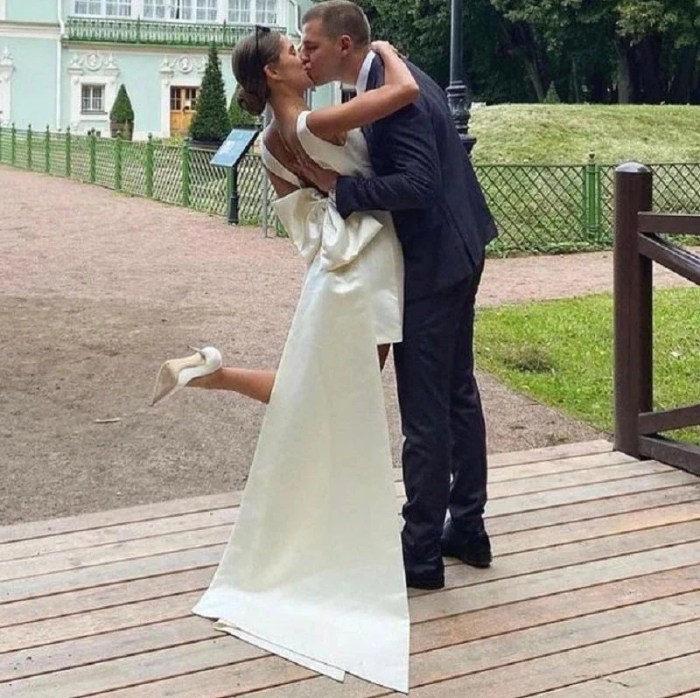 Wedding dress with bow on back